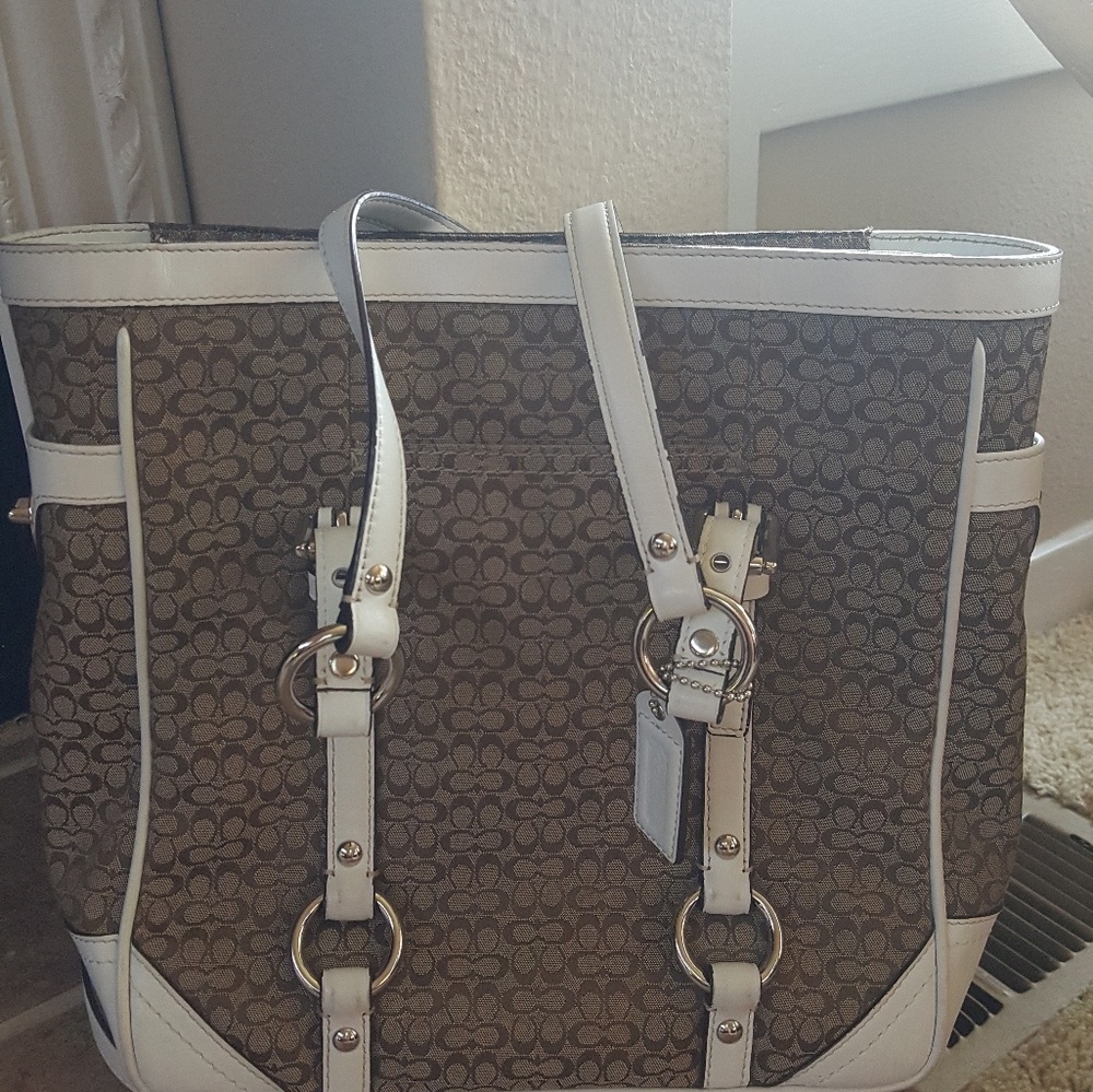 Ladies authentic Coach bag